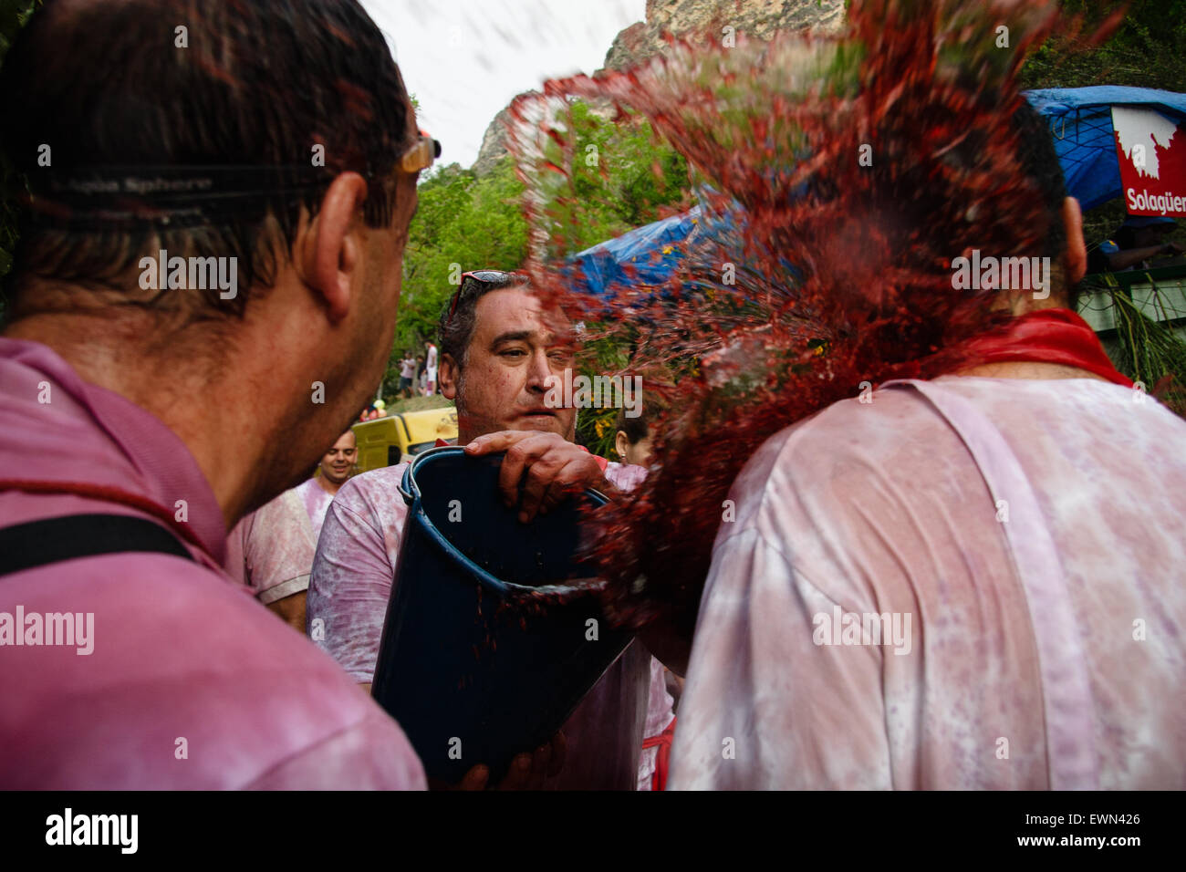 Riscos de Bilibio, Haro, La Rioja, Espagne. 29 juin 2015. Haro carnavaliers à Bataille de vin qui a lieu chaque année sur la journée. Banque D'Images