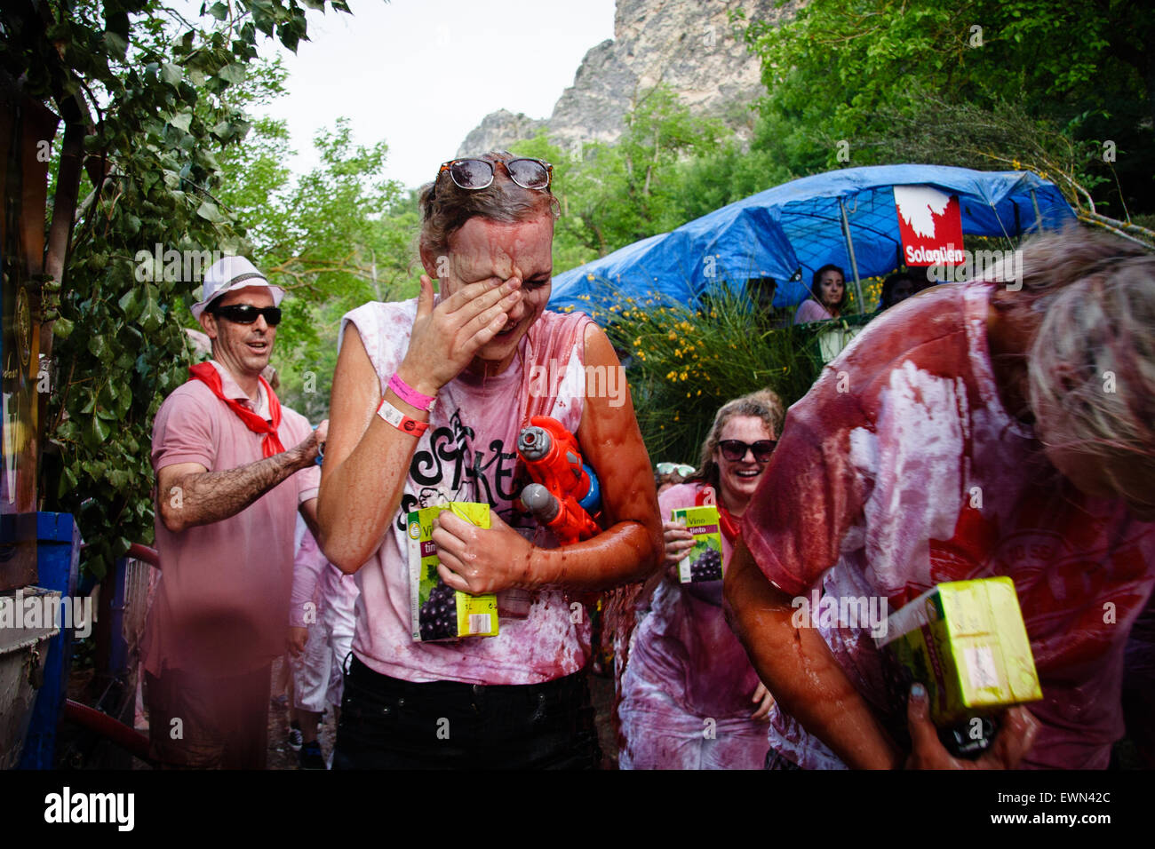 Riscos de Bilibio, Haro, La Rioja, Espagne. 29 juin 2015. Haro carnavaliers à Bataille de vin qui a lieu chaque année sur la journée. Banque D'Images