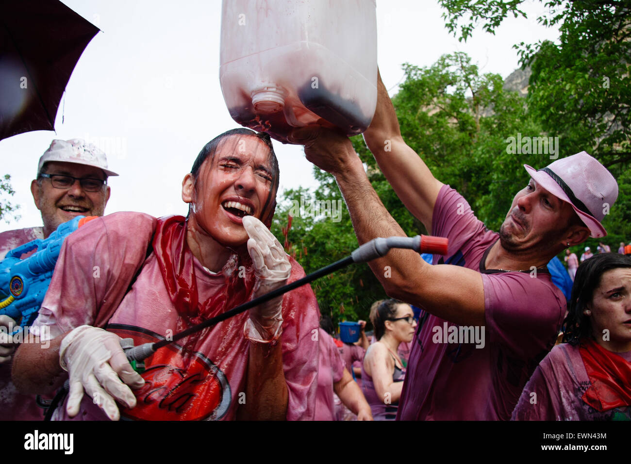 Riscos de Bilibio, Haro, La Rioja, Espagne. 29 juin 2015. Haro carnavaliers à Bataille de vin qui a lieu chaque année sur la journée. Banque D'Images