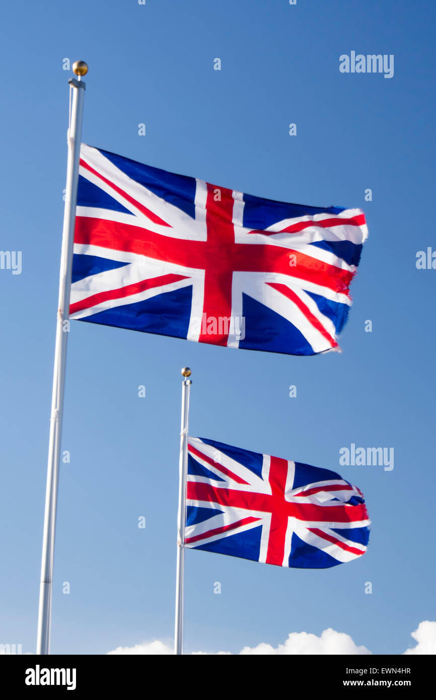 Union Jacks voler dans une brise. Banque D'Images
