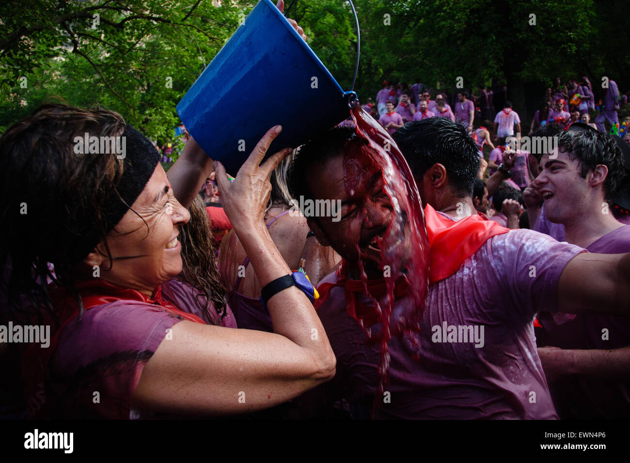 Riscos de Bilibio, Haro, La Rioja, Espagne. 29 juin 2015. Haro carnavaliers à Bataille de vin qui a lieu chaque année sur la journée. Banque D'Images