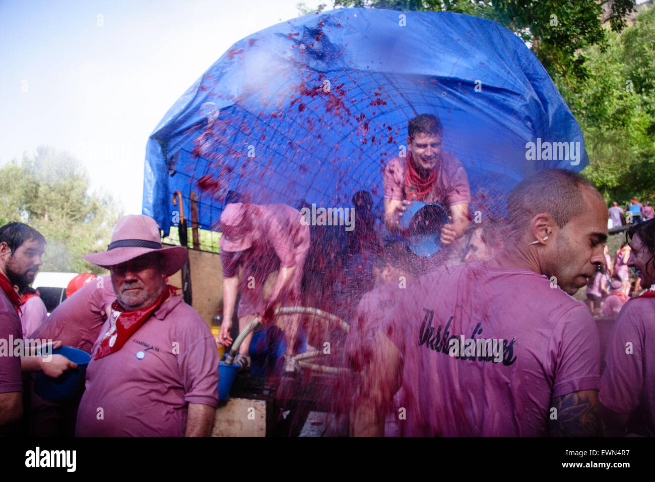 Riscos de Bilibio, Haro, La Rioja, Espagne. 29 juin 2015. Haro carnavaliers à Bataille de vin qui a lieu chaque année sur la journée. Banque D'Images
