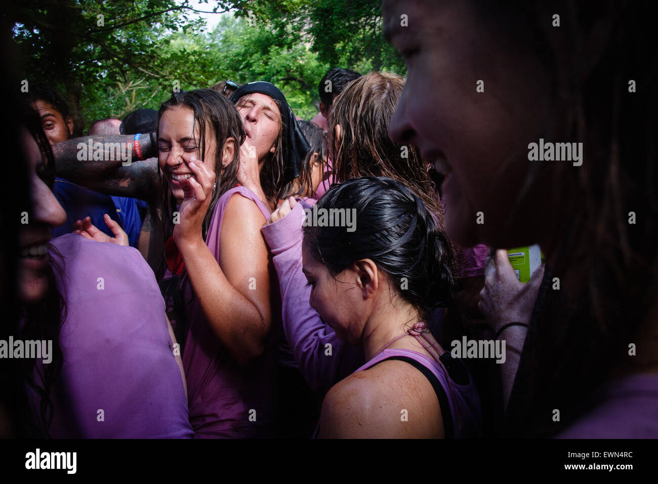 Riscos de Bilibio, Haro, La Rioja, Espagne. 29 juin 2015. Haro carnavaliers à Bataille de vin qui a lieu chaque année sur la journée. Banque D'Images