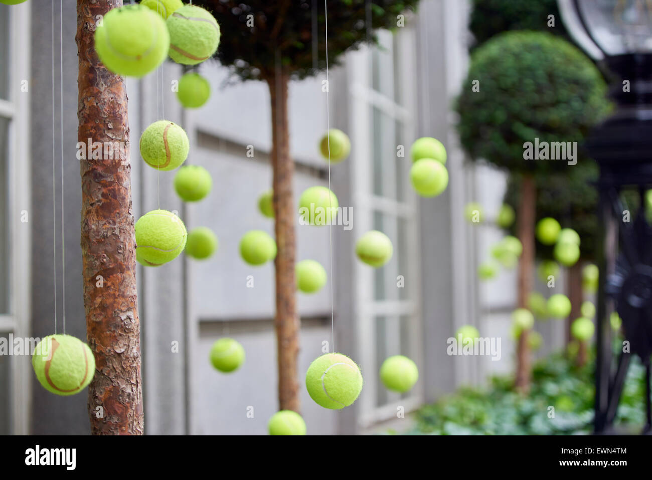 Londres, Royaume-Uni - 23 juin : Tennis boules de décoration en face de Rosewood Hotel. 23 juin 2015 à Londres. Deux grandes compétitions de tennis Banque D'Images