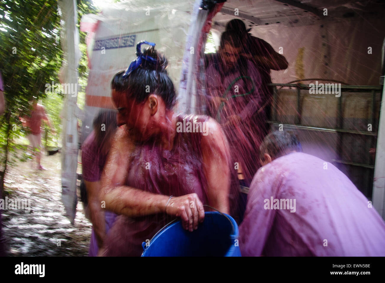 Riscos de Bilibio, Haro, La Rioja, Espagne. 29 juin 2015. Haro carnavaliers à Bataille de vin qui a lieu chaque année sur la journée. Banque D'Images