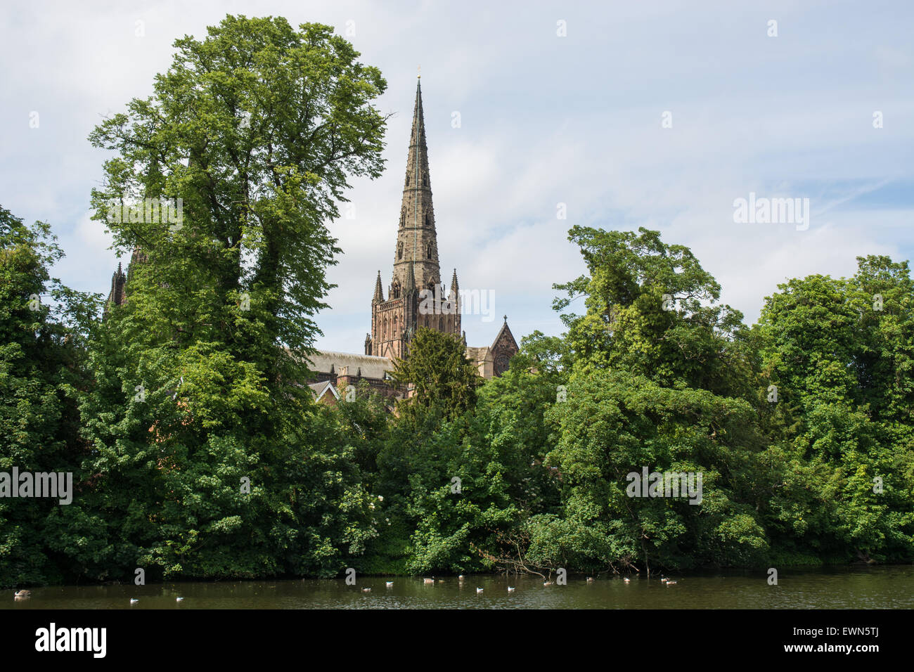 La flèche centrale de la cathédrale de Lichfield, dans le Staffordshire, vue sur la piscine Minster Banque D'Images