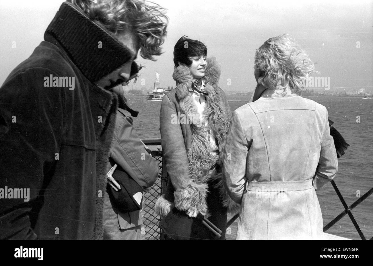 NEW YORK USA IMAGE EN NOIR ET BLANC DE JEUNES FEMMES SUR LE Staten Island Ferry Banque D'Images