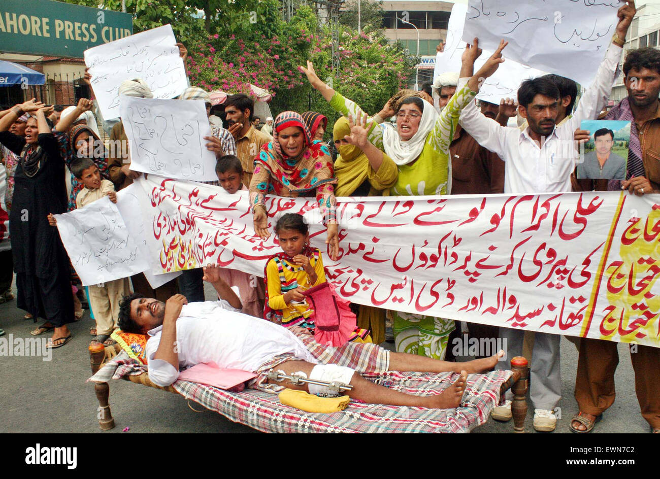 Les résidents du District chant ancienne des slogans contre des fonctionnaires de police au cours d'autoritarisme de manifestation de protestation à Lahore press club le Lundi, Juin 29, 2015. Banque D'Images