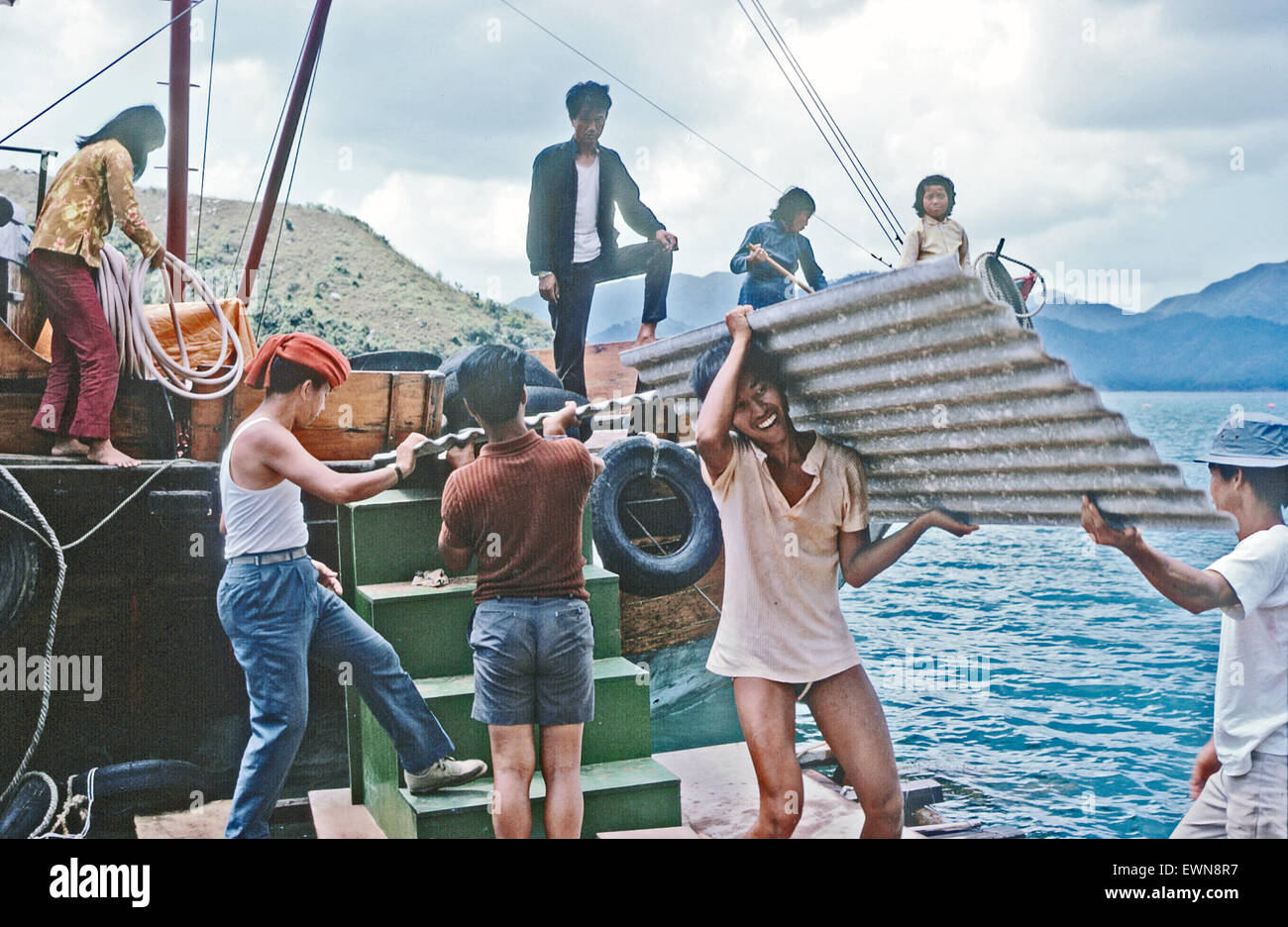 Toiture fibrociment ondulé est déchargé À UN PORT DE L'ÎLE DE HONGKONG Banque D'Images
