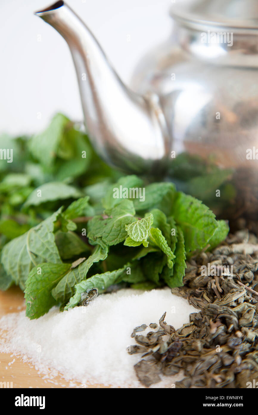 Théière ,le sucre,le thé vert et de menthe poivrée pour faire thé marocain Banque D'Images