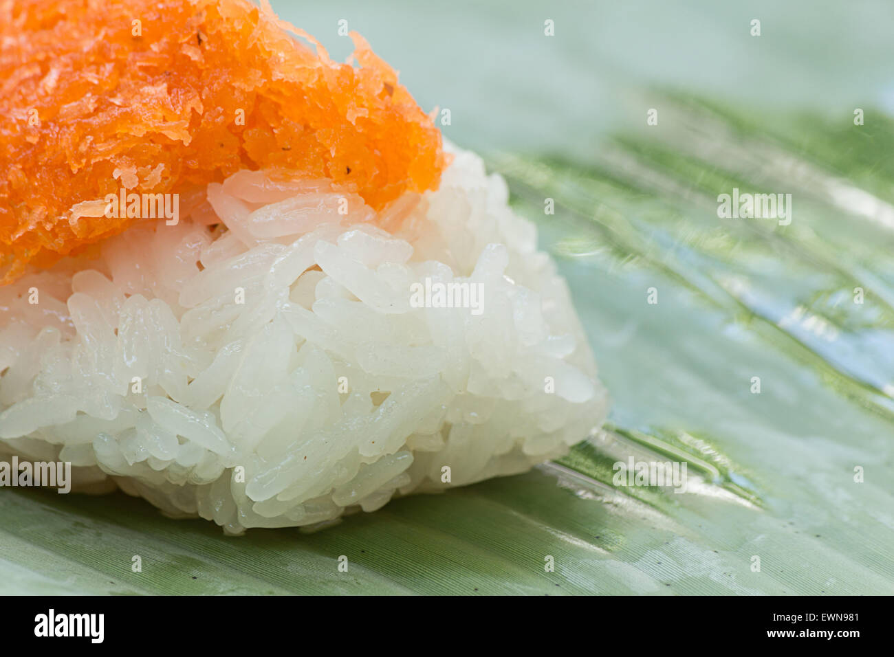 Le riz collant aux crevettes et noix de coco shred , enveloppé dans banana Banque D'Images