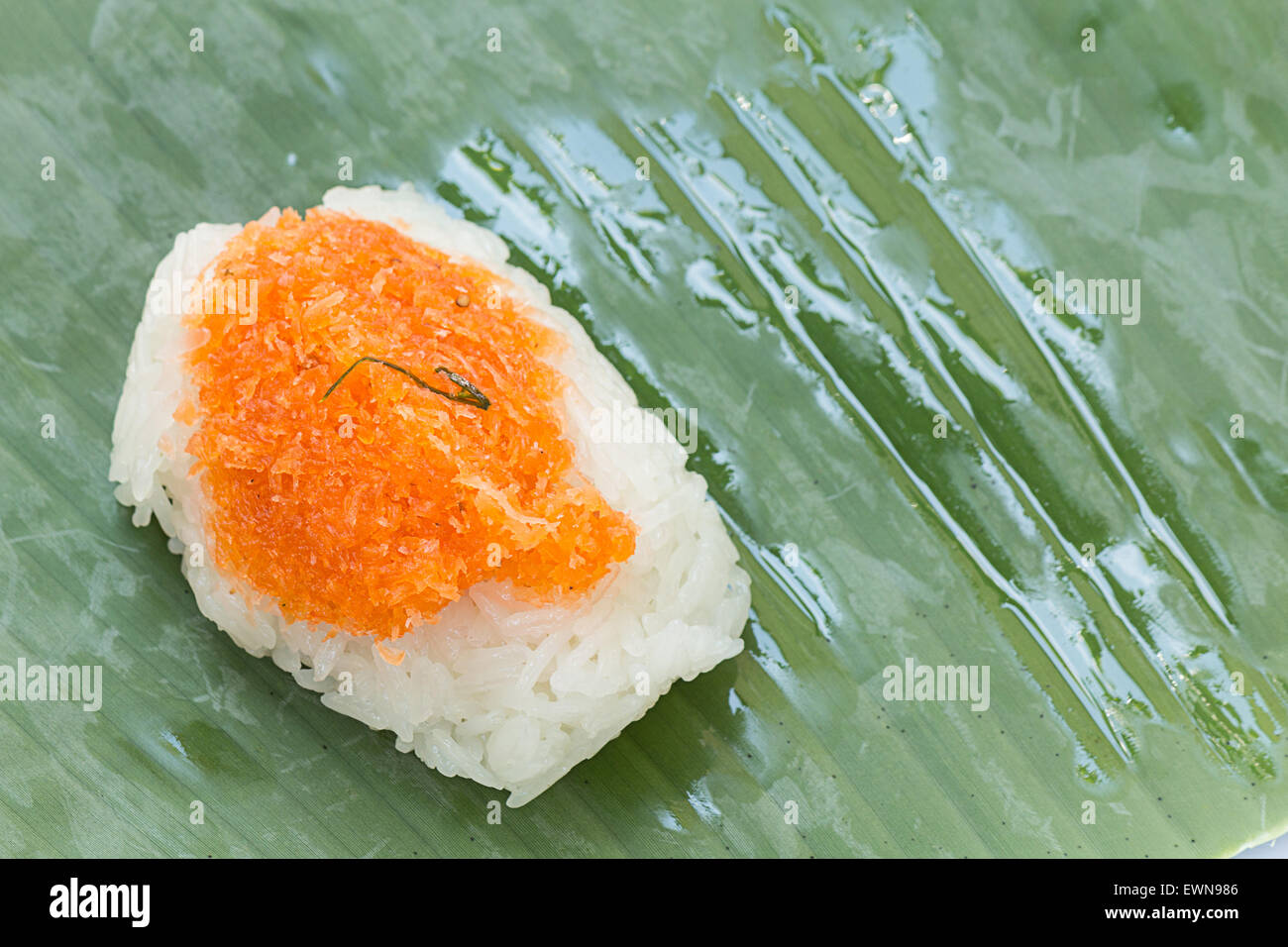 Le riz collant aux crevettes et noix de coco shred , enveloppé dans banana Banque D'Images