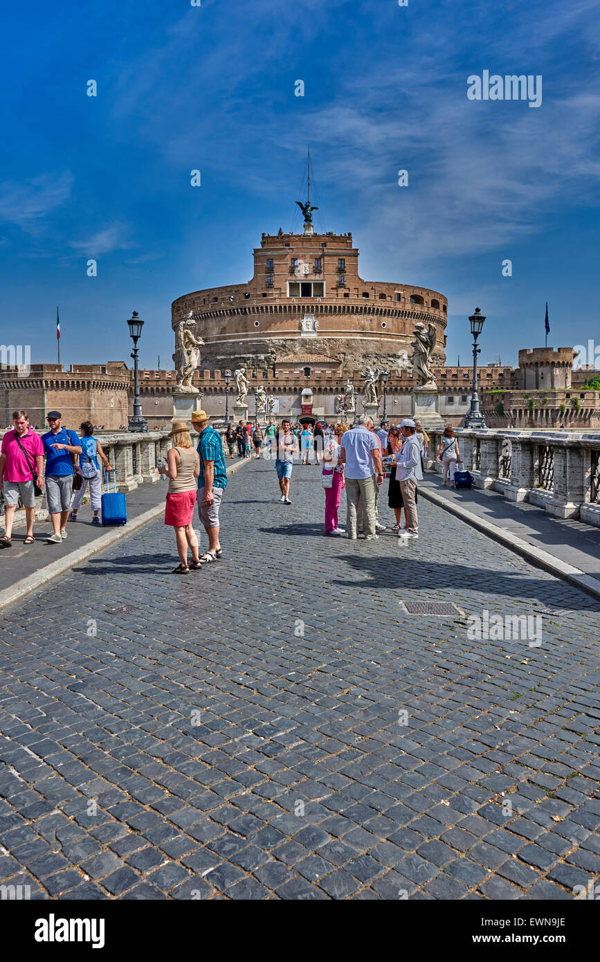 Le Mausolée d'Hadrien, généralement connu sous le nom de Castel Sant'Angelo, est un imposant bâtiment cylindrique dans le Parco Adriano, Rome, Italie. Banque D'Images