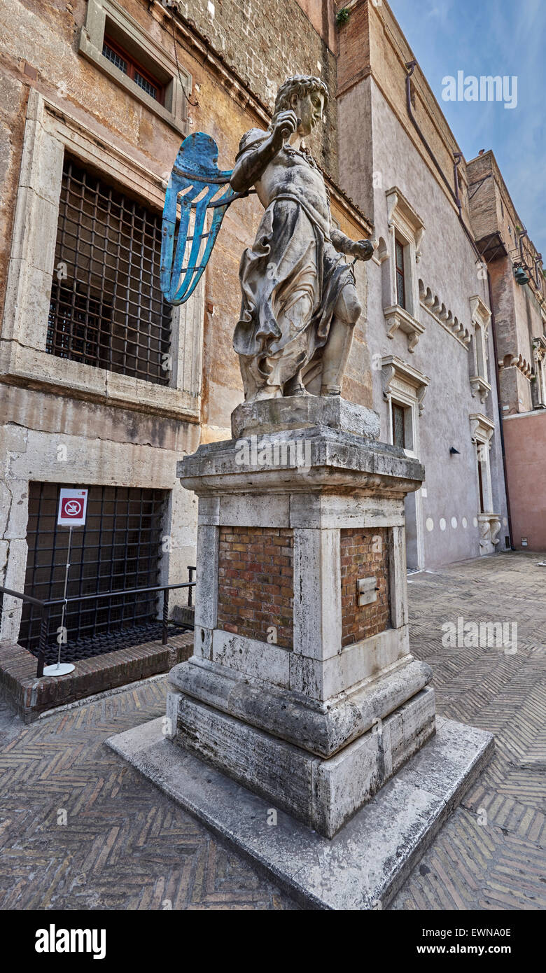 Le Mausolée d'Hadrien, généralement connu sous le nom de Castel Sant'Angelo, est un imposant bâtiment cylindrique dans le Parco Adriano, Rome, Italie. Banque D'Images