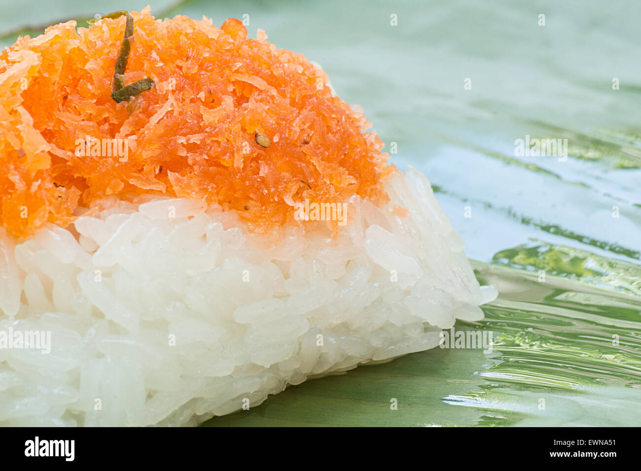 Le riz collant aux crevettes et noix de coco shred , enveloppé dans banana Banque D'Images