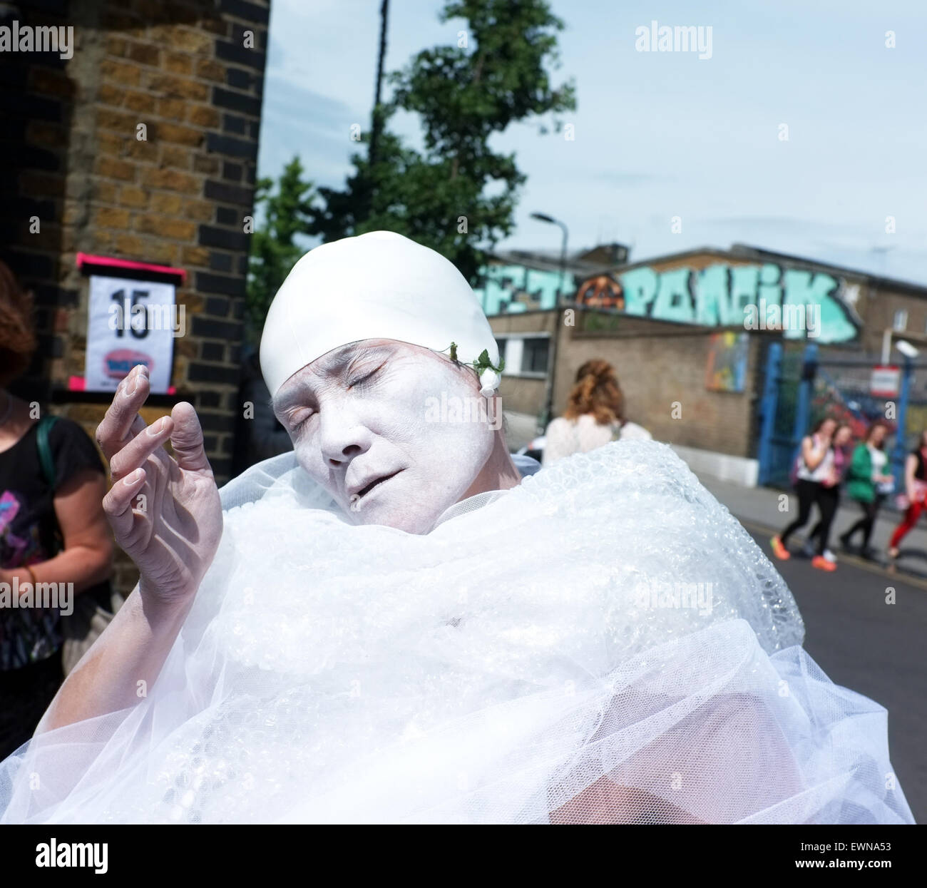 Artiste de rue danse sur la rue Banque D'Images