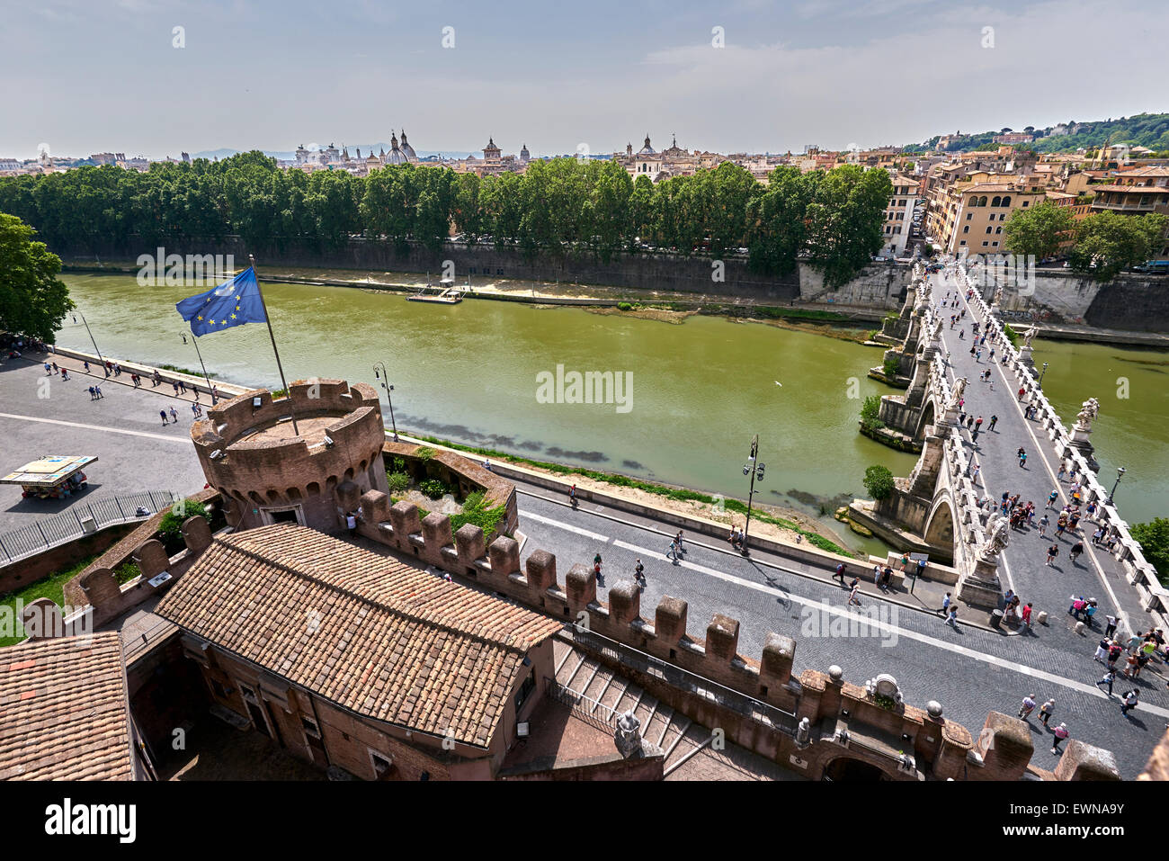 Le Mausolée d'Hadrien, généralement connu sous le nom de Castel Sant'Angelo, est un imposant bâtiment cylindrique dans le Parco Adriano, Rome, Italie. Banque D'Images