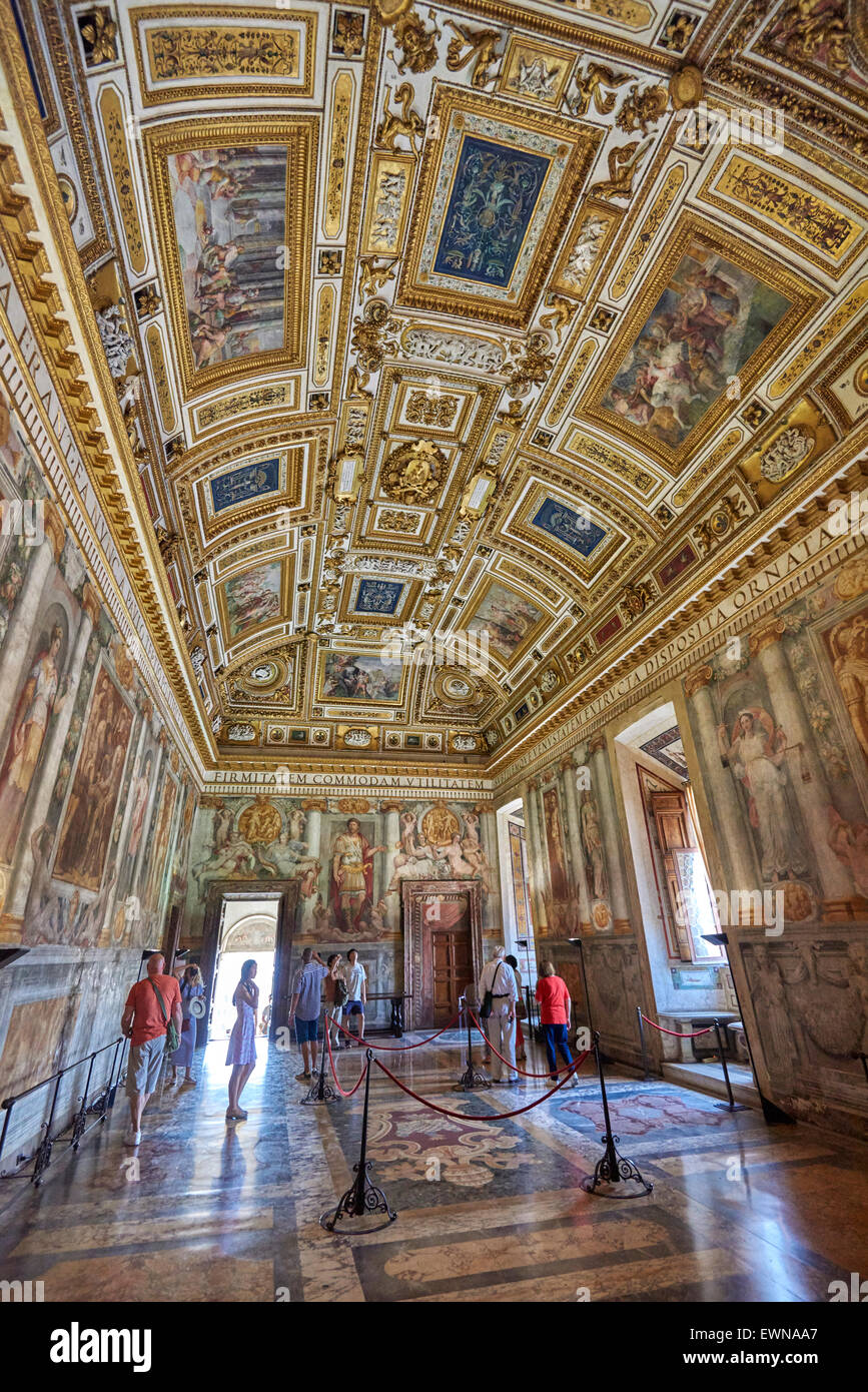 Le Mausolée d'Hadrien, généralement connu sous le nom de Castel Sant'Angelo, est un imposant bâtiment cylindrique dans le Parco Adriano, Rome, Italie. Banque D'Images