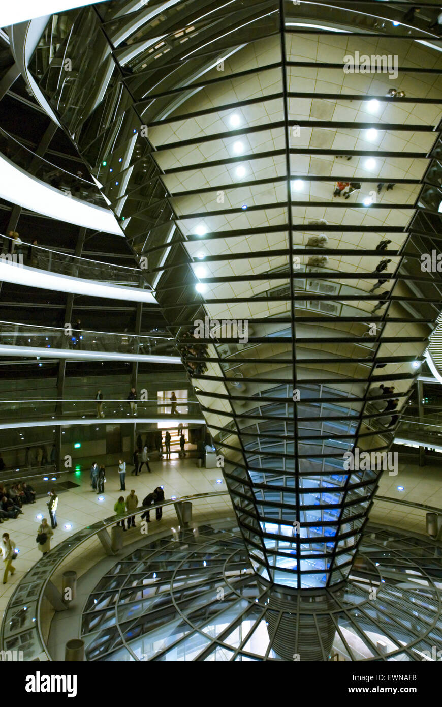 Reichstagkuppel la nuit, coupole en verre du gouvernement allemand architecte Sir Norman Foster Berlin Allemagne Europe Banque D'Images