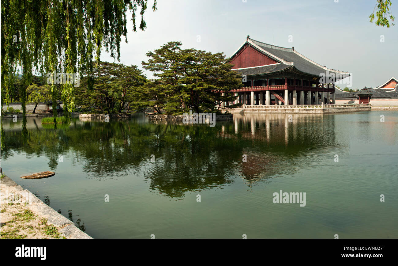 SEOUL, Corée - 17 MAI 2015 : le pavillon Gyeonghoeru de Gyeongbokgung, Séoul, Corée du Sud le 17 mai 2015 Banque D'Images