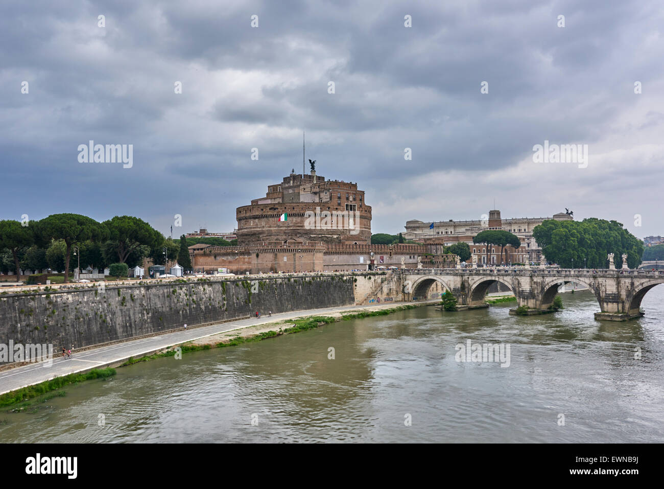 Le Mausolée d'Hadrien, généralement connu sous le nom de Castel Sant'Angelo, est un imposant bâtiment cylindrique dans le Parco Adriano, Rome, Italie. Banque D'Images