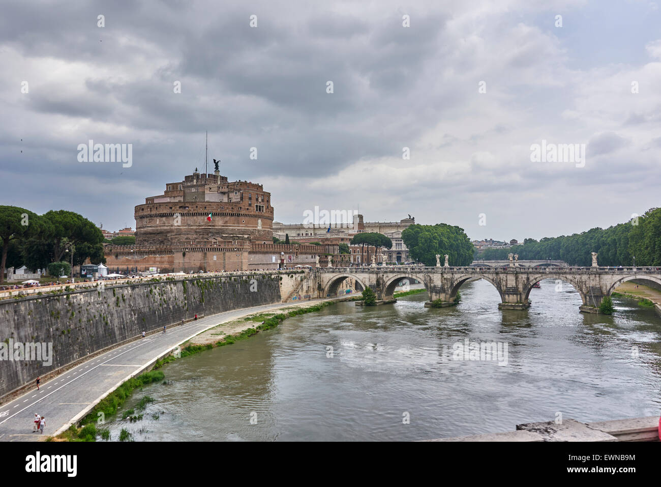 Le Mausolée d'Hadrien, généralement connu sous le nom de Castel Sant'Angelo, est un imposant bâtiment cylindrique dans le Parco Adriano, Rome, Italie. Banque D'Images