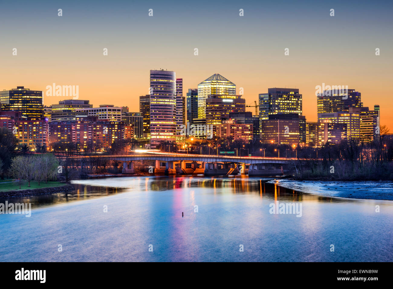 Rosslyn, Arlington, Virginia, USA Skyline sur le fleuve Potomac. Banque D'Images