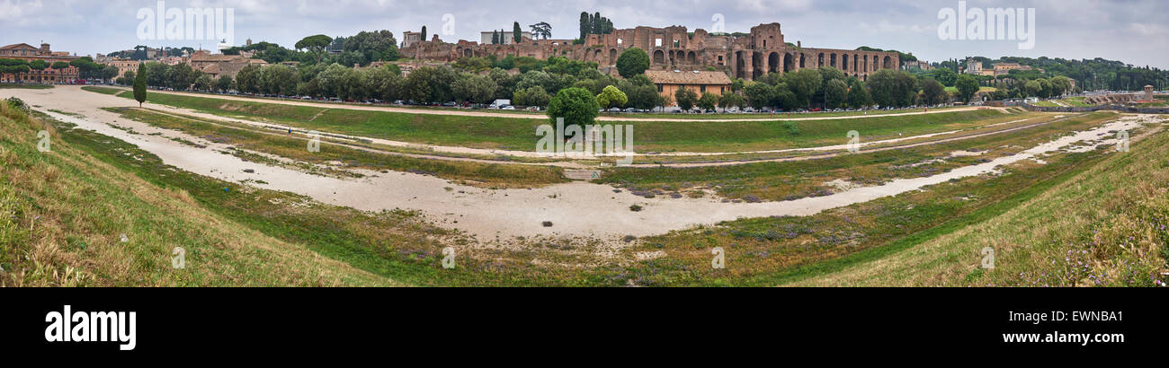 Le Circus Maximus est un ancien stade de courses de char romain et lieu de divertissement de masse situé à Rome, Italie Banque D'Images