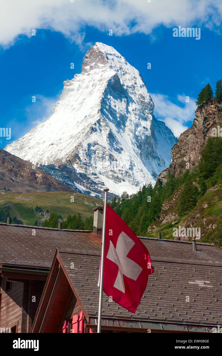 Cervin avec drapeau suisse Banque D'Images