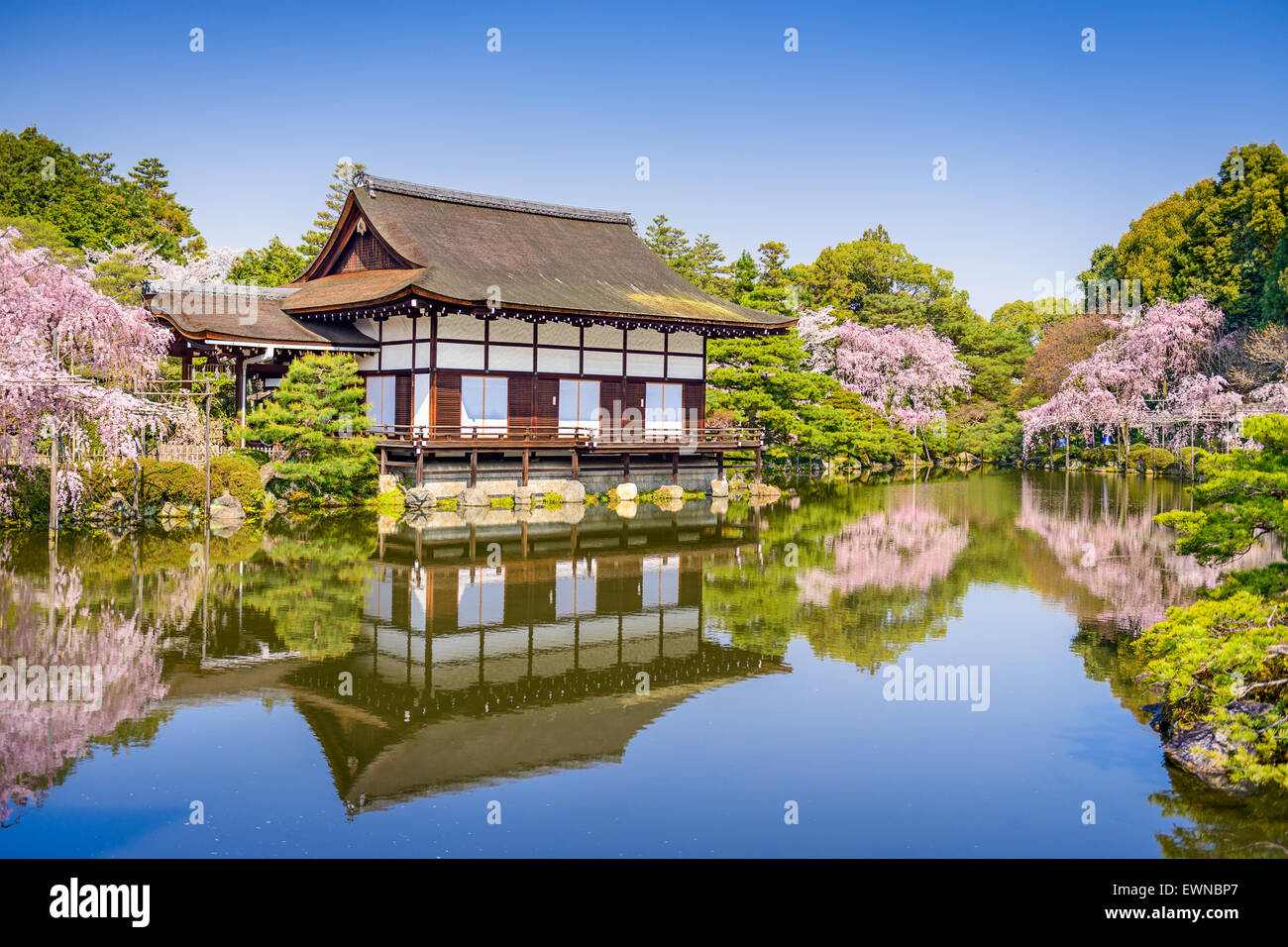 Kyoto, au Japon, au printemps à l'étang Sanctuaire Heian et jardin hall d'événements spéciaux. Banque D'Images