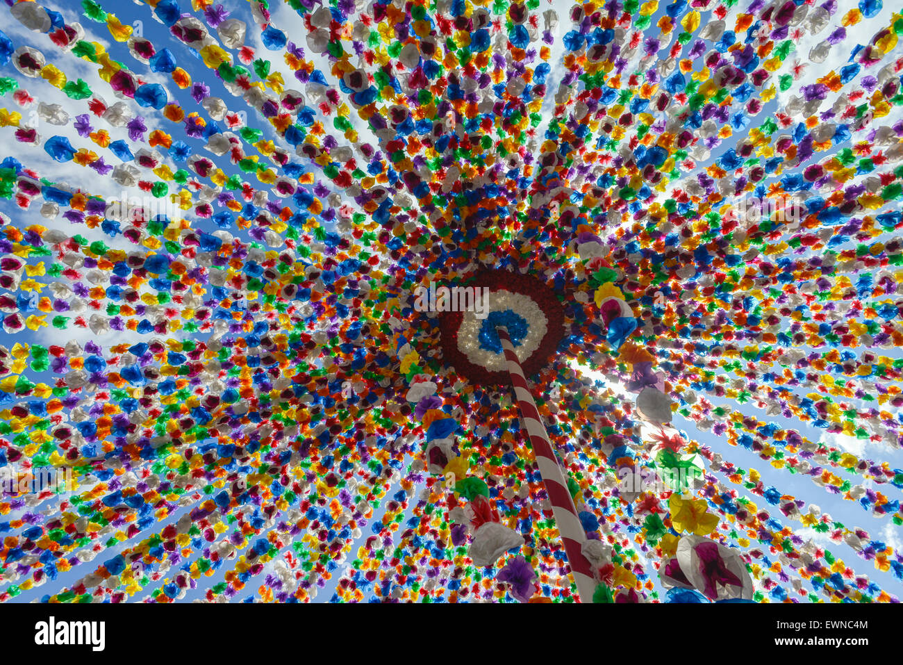 Décoration papier coloré garland sur un marché Banque D'Images