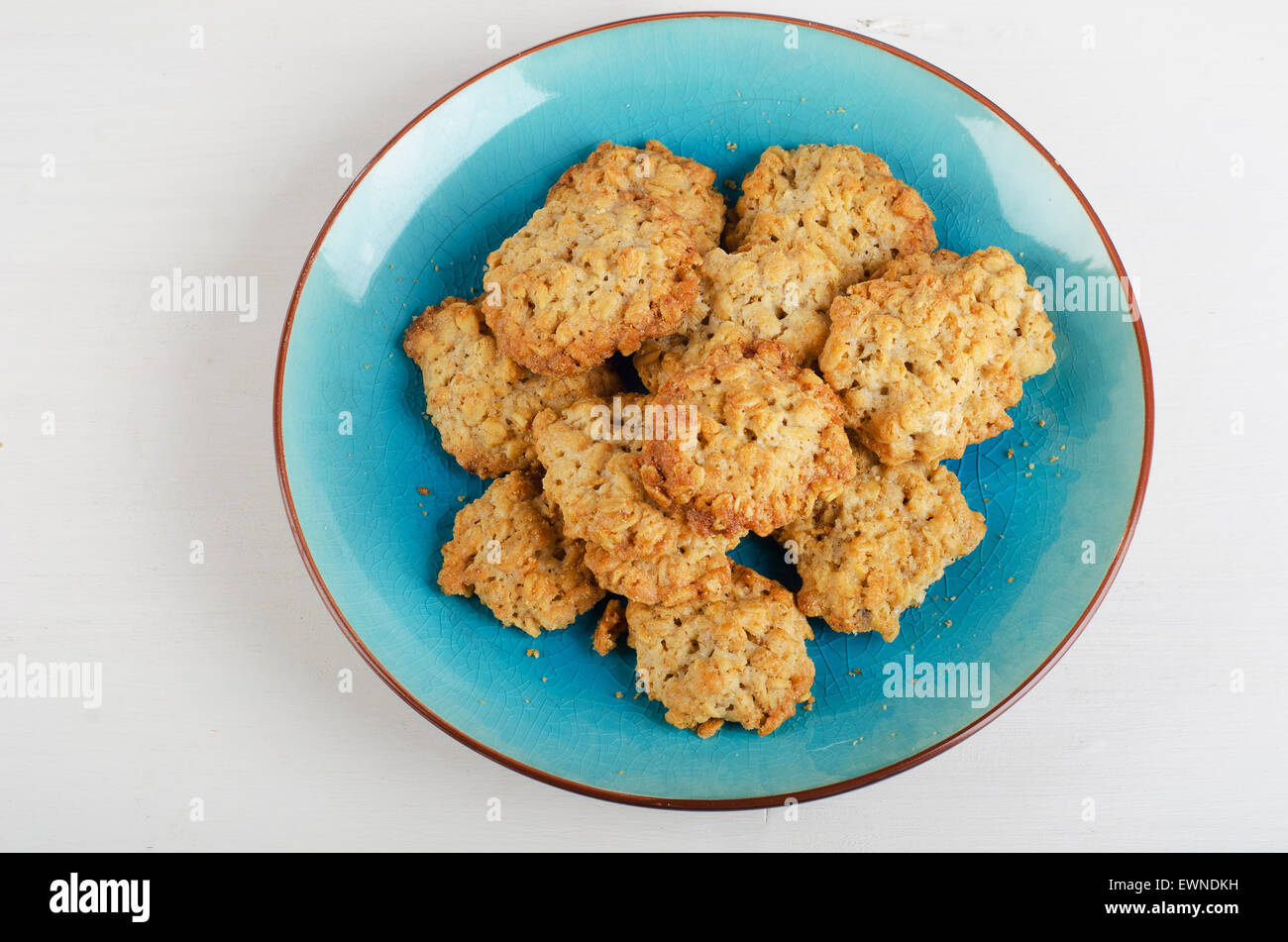 Biscuits fraîchement cuits dans une assiette bleue. Vue d'en haut Banque D'Images