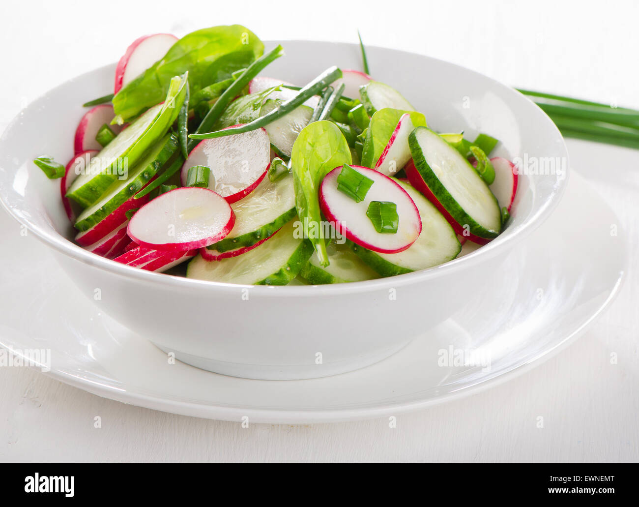 Frais sain avec salade de concombres et radis blanc dans un bol. Banque D'Images