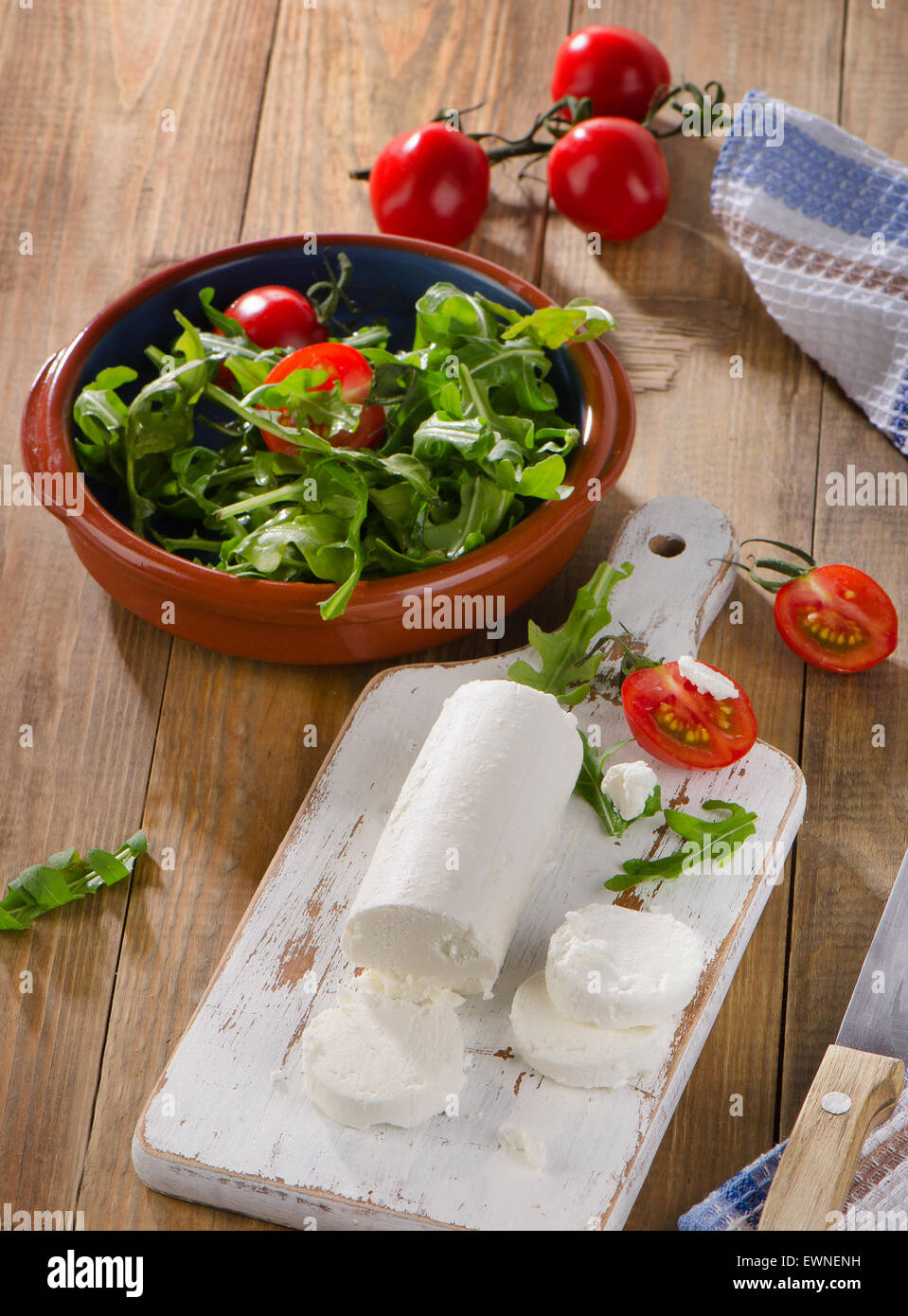 Le fromage de chèvre avec salade et tomates sur une table en bois. Banque D'Images