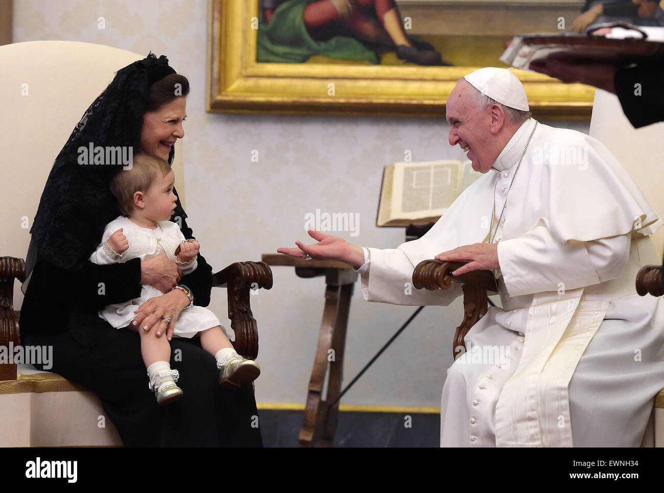 La Reine Silvia de Suède et sa petite-fille La princesse Léonore rencontre le pape François lors d'une audience privée dans le studio du souverain pontife au Vatican. En vedette : la reine Silvia, le Pape François, La princesse Léonore Où : Rome, Italie Quand : 27 Avr 2015 Banque D'Images