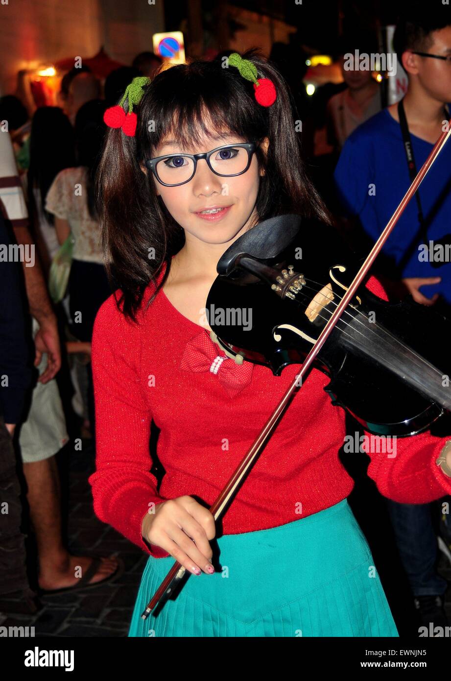 Chiang Mai, Thaïlande : Thai girl jouant son violon divertit les foules au dimanche Walking Street Night Market Banque D'Images