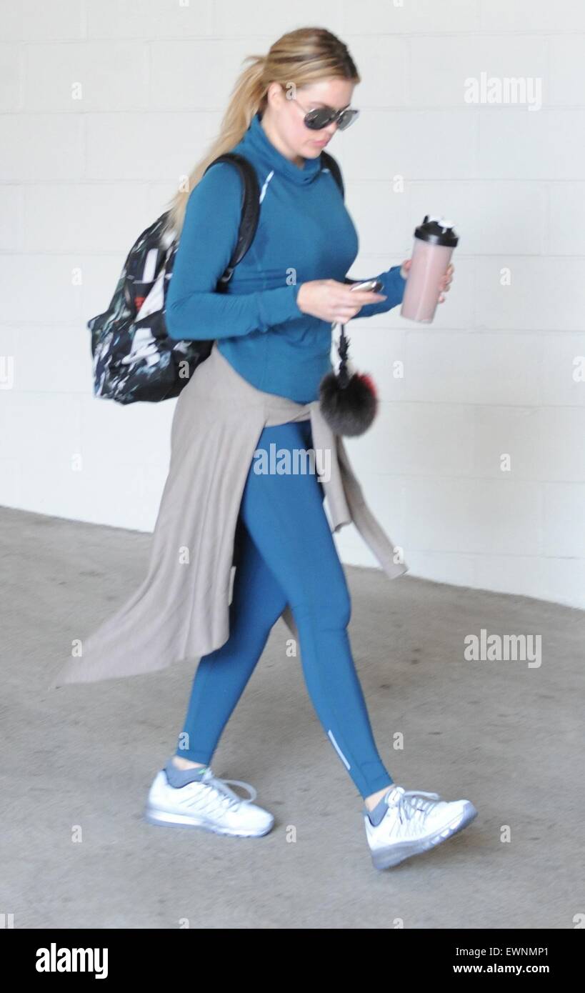 Khloe Kardashian quitte la salle de gym à Hollywood portant des vêtements  de jogging bleu coordonné comprend : Khloe Kardashian Où : Los Angeles,  California, United States Quand : 23 Avr 2015 Photo Stock - Alamy