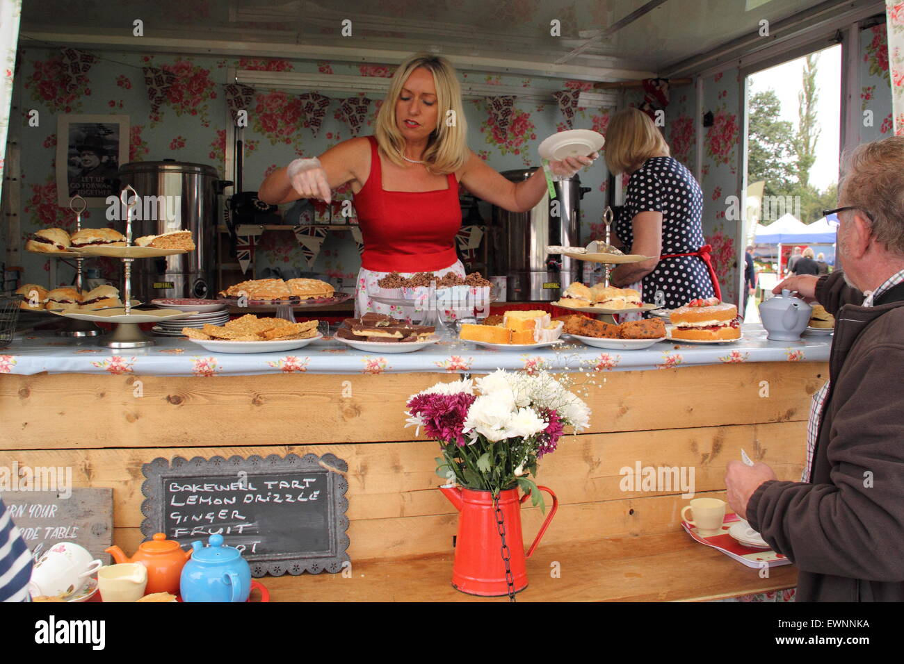 Du thé et des gâteaux sont proposés à la vente à un décrochage du thé de style vintage de Bakewell, Derbyshire Peak District, England UK Banque D'Images