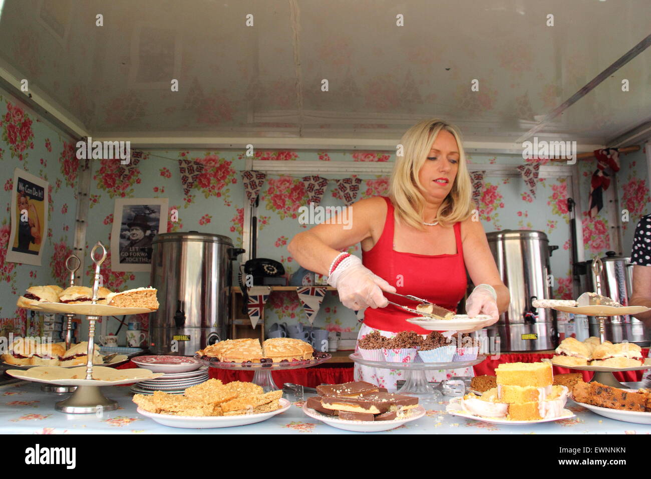 Du thé et des gâteaux sont proposés à la vente à un décrochage du thé de style vintage de Bakewell, Derbyshire Peak District, England UK Banque D'Images