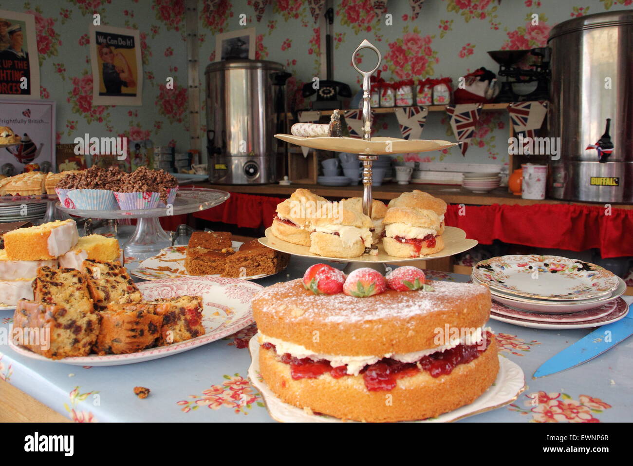 Du thé et des gâteaux dans un salon de thé à un festival d'été britannique traditionnel, Bakewell, Peak District, Derbyshire, Angleterre, Royaume-Uni Banque D'Images