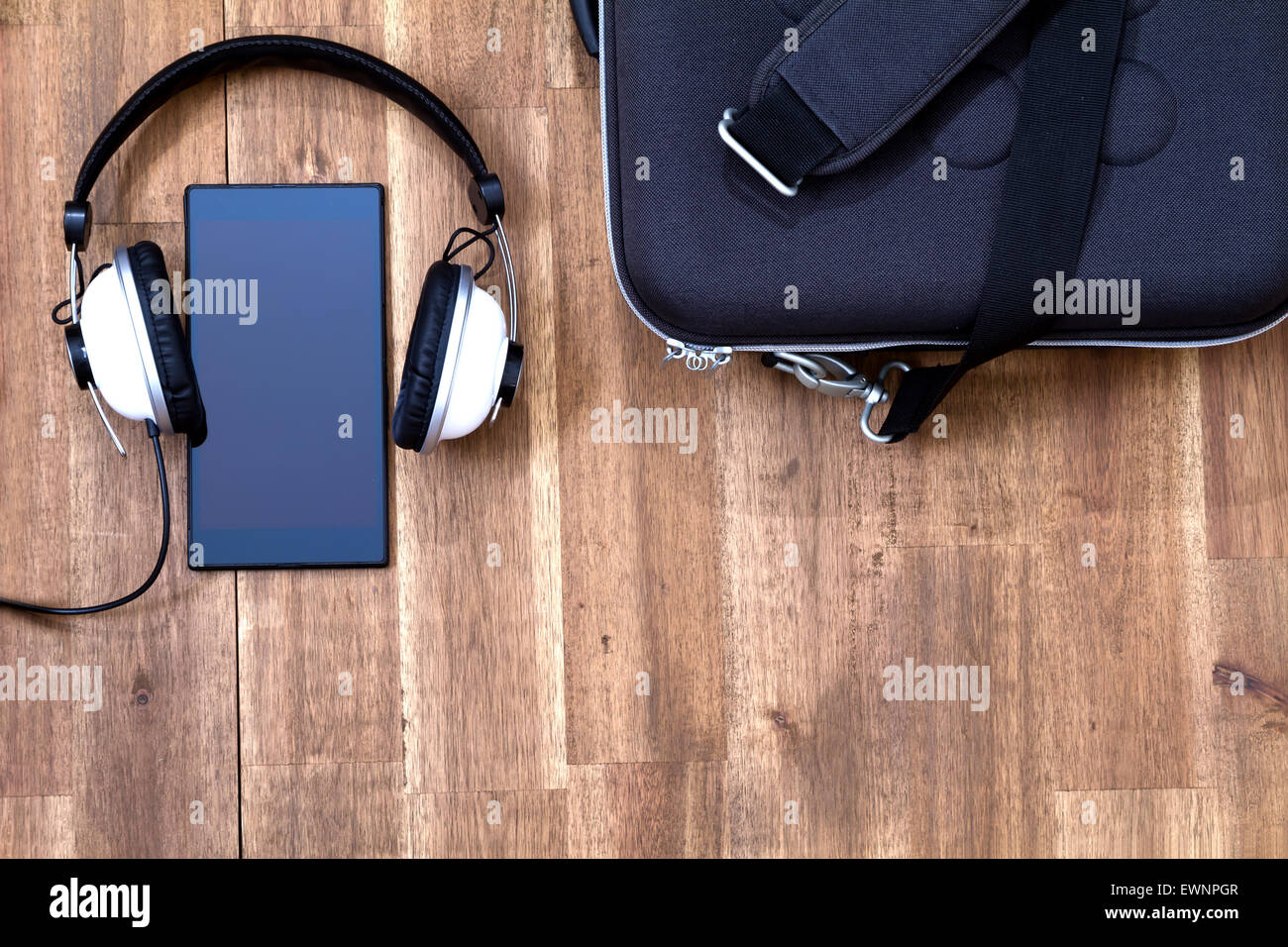 Portable avec casque et un porte-documents background Banque D'Images