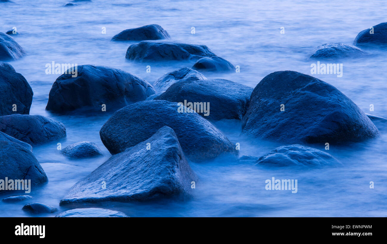 Des pierres dans l'eau à heure bleue près de lohme sur rugen, mecklenburg-vorpommern, Allemagne Banque D'Images