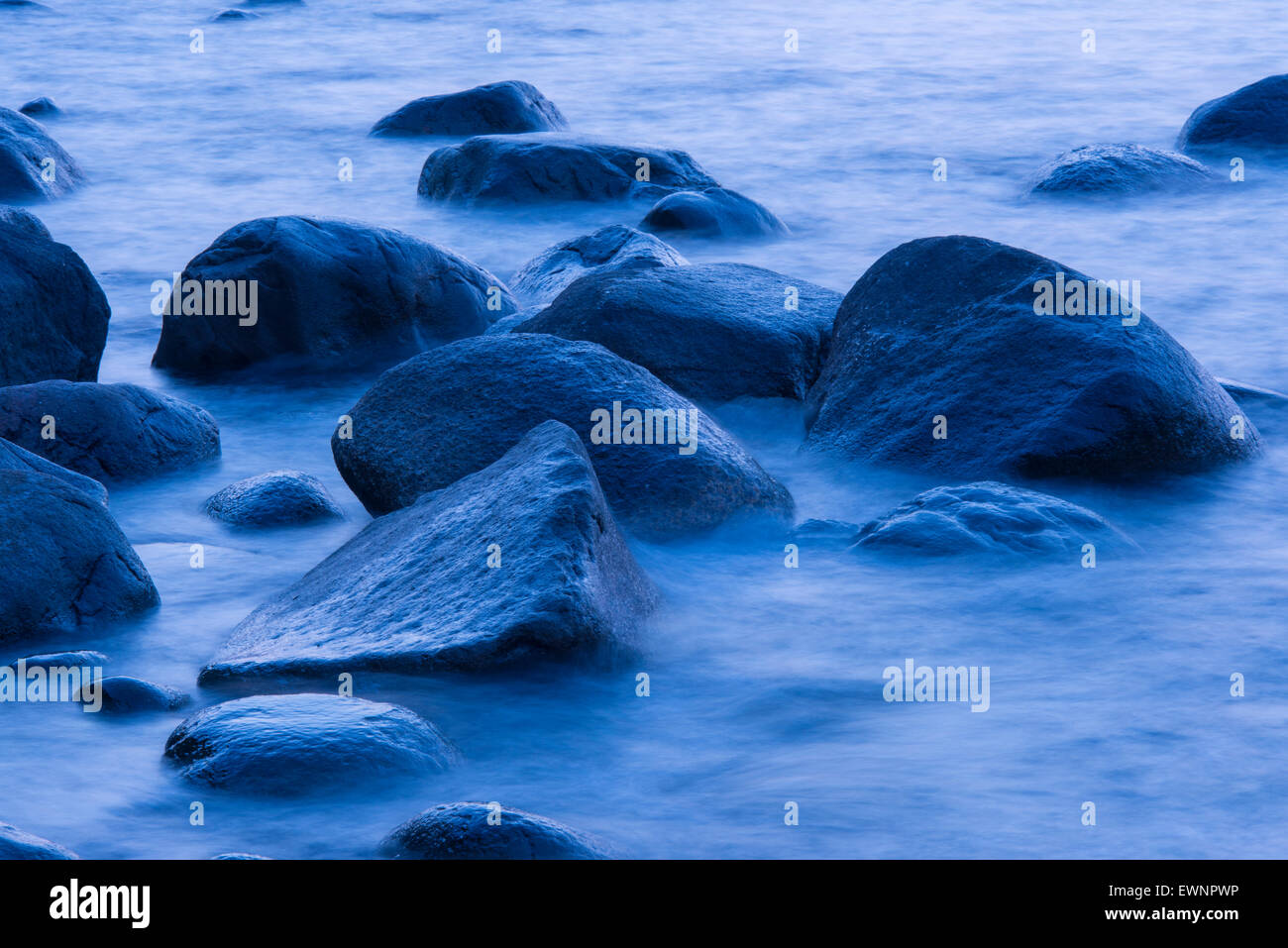 Des pierres dans l'eau à heure bleue près de lohme sur rugen, mecklenburg-vorpommern, Allemagne Banque D'Images