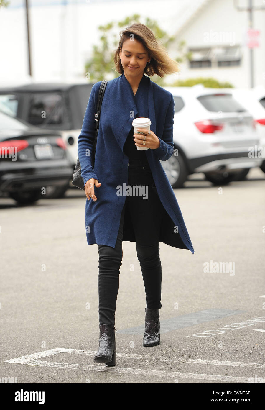 Jessica Alba porte des bottes et un manteau bleu royal à l'Office comprend  : Jessica Alba Où : Los Angeles, California, United States Quand : 24 Avr  2015 Photo Stock - Alamy