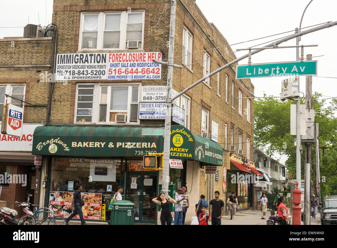 Couleur quartier à Richmond Hill dans le quartier de Queens à New York, le jeudi 25 juin 2015. Le quartier de Richmond Hill est un polyglotte des cultures ethniques. C'est la maison pour les Pakistanais, les Indiens, guyanais et dispose d'une grande population sikh. (© Richard B. Levine) Banque D'Images