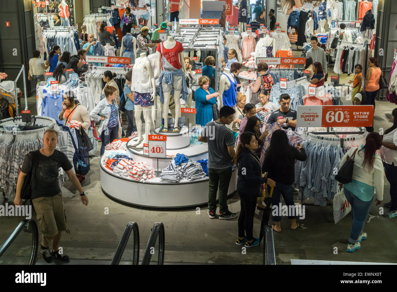 Shopping à l'écart de la marque Old Navy à Herald Square à New York vendredi, Juin 26, 2015. (© Richard B. Levine) Banque D'Images