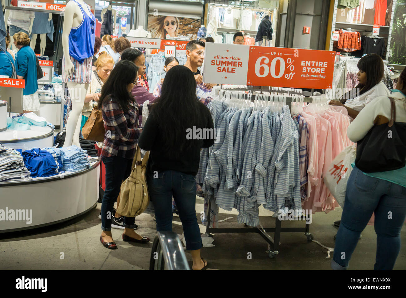 Shopping à l'écart de la marque Old Navy à Herald Square à New York vendredi, Juin 26, 2015. (© Richard B. Levine) Banque D'Images