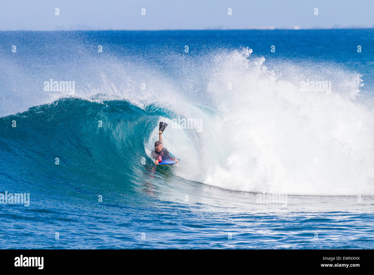 Un bodyboarder prend une vague à Ala Moana, New York Banque D'Images