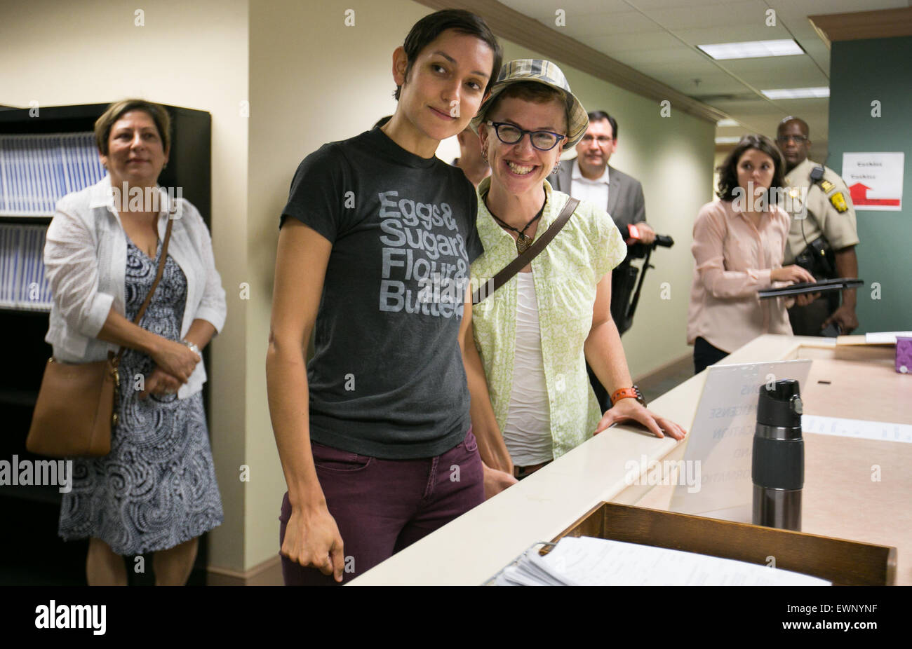 Catherine Simonsen (HAT) et Laura Rivera à attendre en ligne pour demander une licence de mariage en Géorgie le 6.26.2016,. Banque D'Images