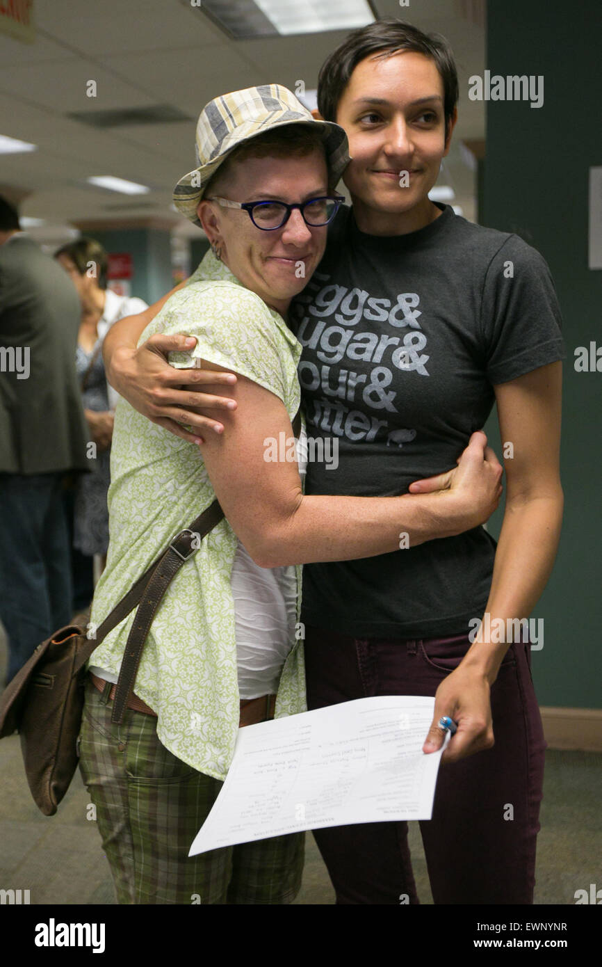 Catherine Simonsen (hat et des courts-circuits) et Laura Rivera célébrer alors que d'une demande de licence de mariage le 26 juin 2016. Banque D'Images